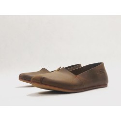 Pampa Fem zapatos hechos a mano de cuero marrón graso detalles rojo