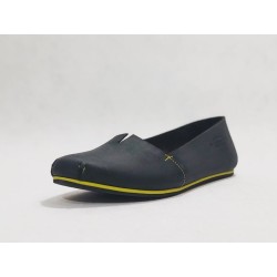 Pampa Fem zapatos hechos a mano de cuero negro graso mate detalles amarillo