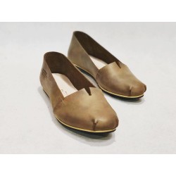 Pampa Fem zapatos hechos a mano de cuero cerato camel detalles beige negro