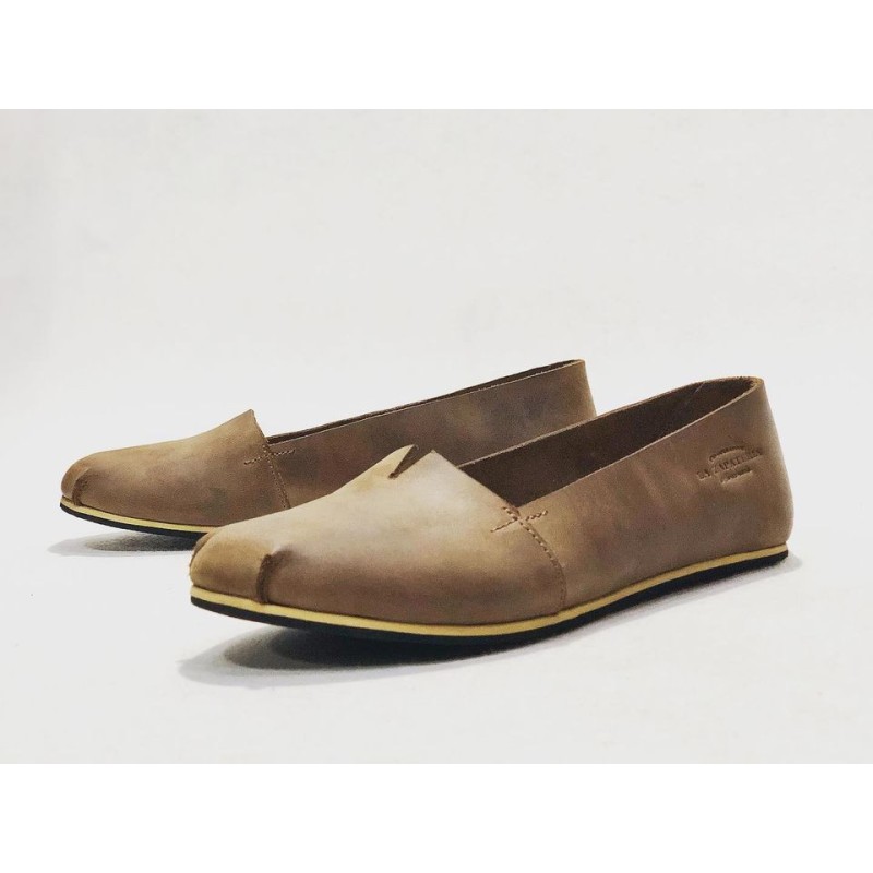 Pampa Fem zapatos hechos a mano de cuero cerato camel detalles beige negro