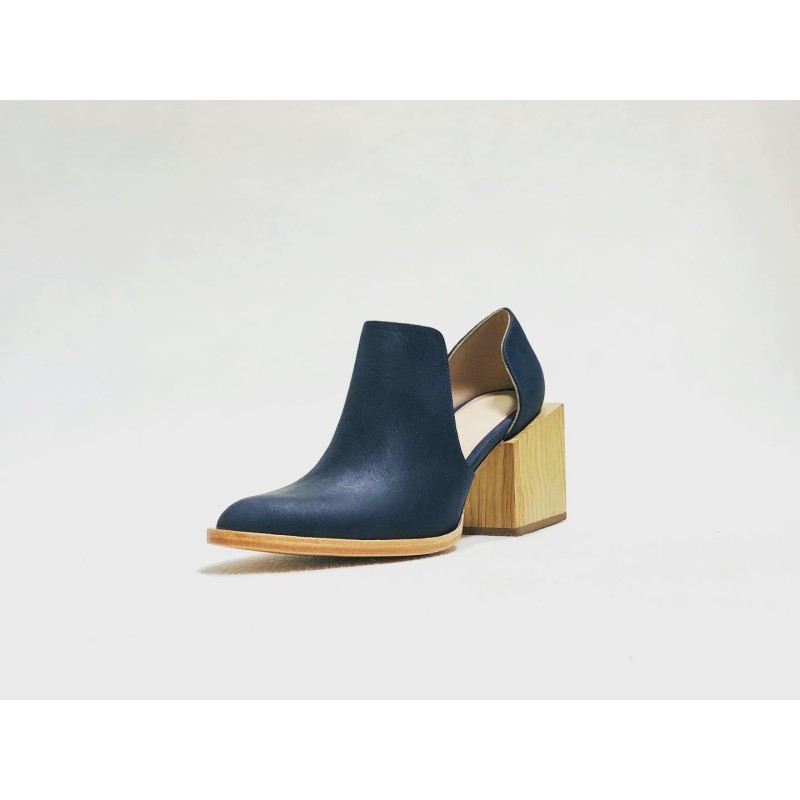 Alfonsina zapatos hechos a mano de cuero azul graso océano detalles beige taco madera natural 7 cm
