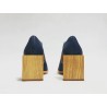 Alfonsina zapatos hechos a mano de cuero azul graso océano detalles beige taco madera natural 7 cm
